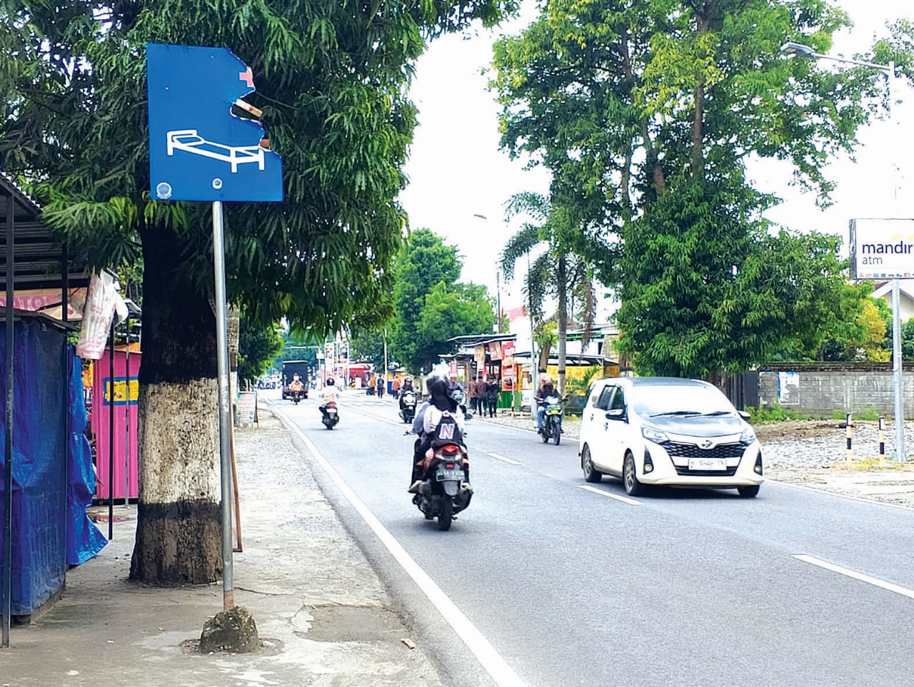 &lrm;TERKIKIS: Salah satu rambu lalu lintas yang perlu diganti lantaran sudah keropos.