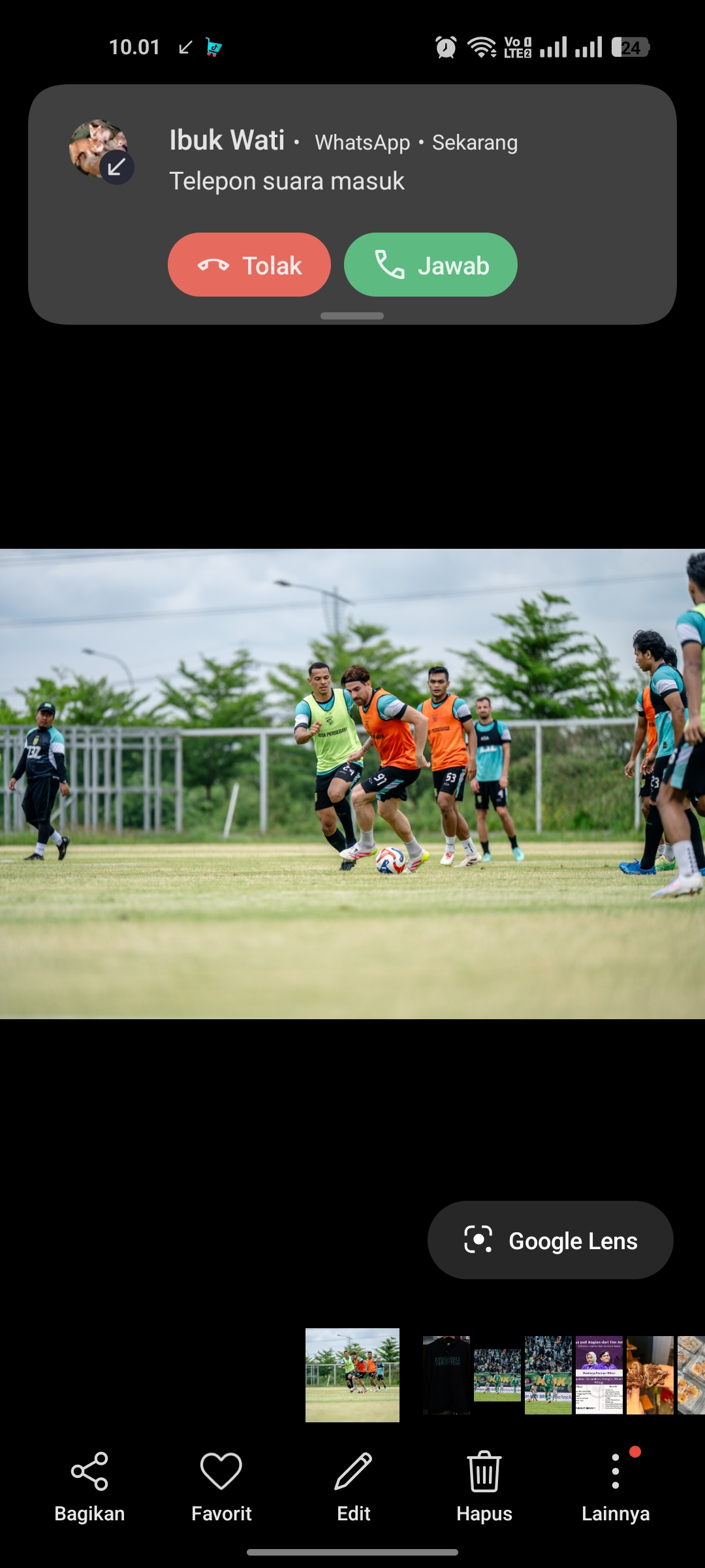 Dejan Tumbas dan Leo Lelis dalam sesi latihan game di Lapangan C Gelora Bung Tomo.