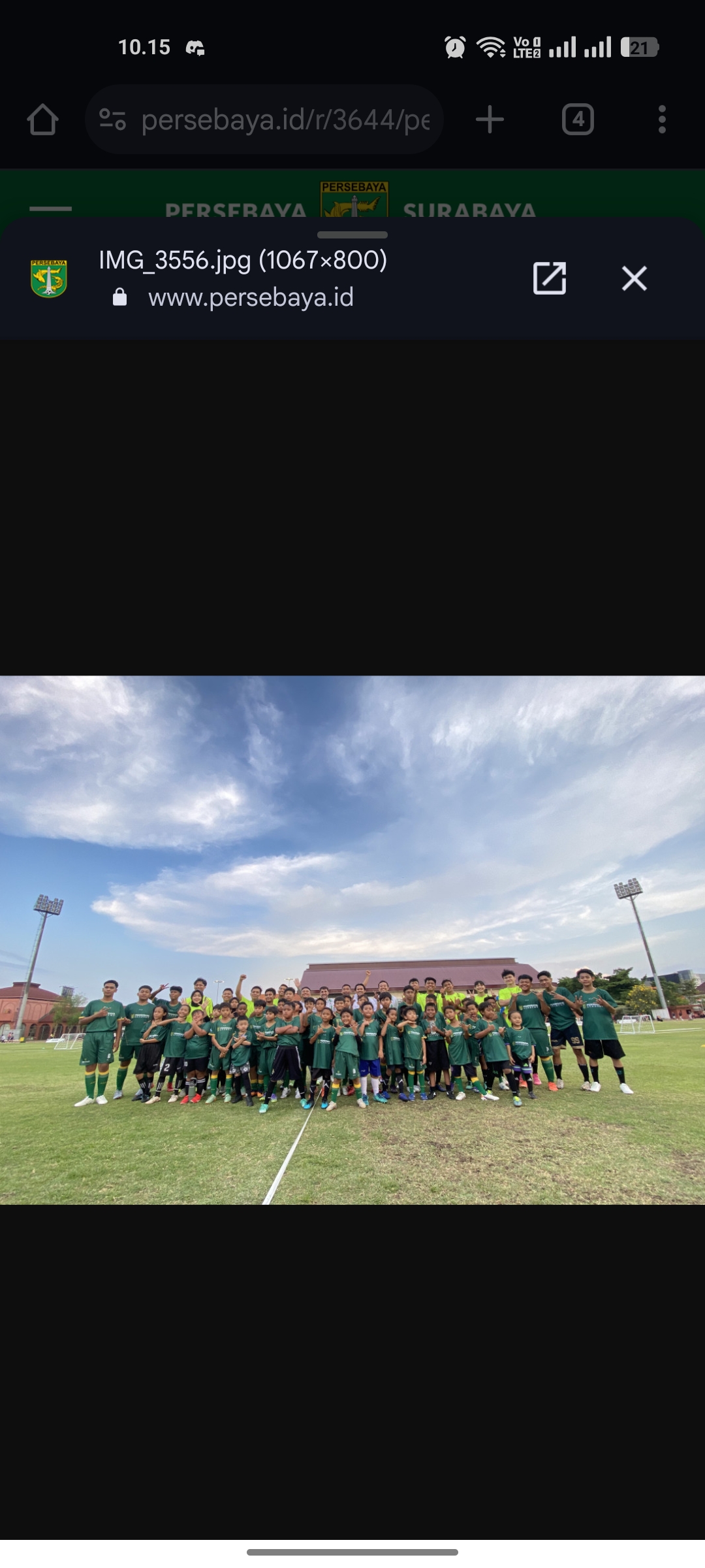Semua siswa Persebaya Academy berfoto bersama saat trial perdana.