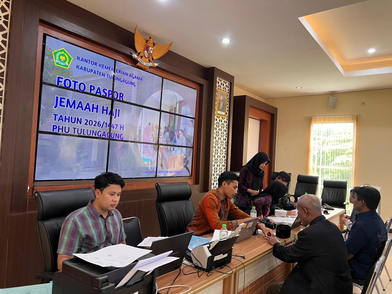 Pelayanan : Petugas Imigrasi melakukan layanan jemput bola pembuatan paspor bagi jamaah calon haji (calhaj) 2026.
