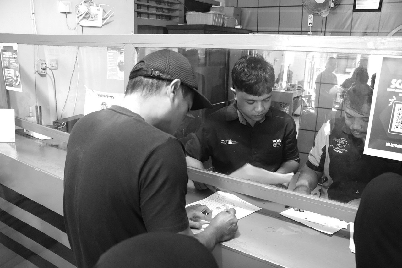 BERSYUKUR: Siti Muntaha memperlihatkan uang hasil BLTS Kesra yang didapat dari Kantor Pos Kademangan, kemarin (25/11).