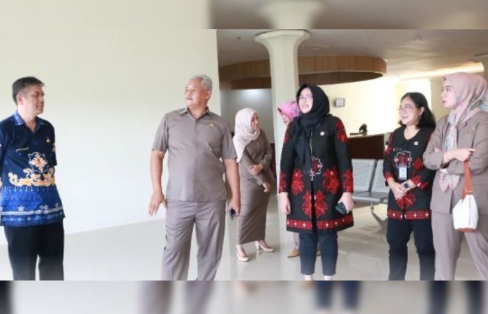 Rombongan Komisi 4 DPRD Kabupaten Blitar saat  mengunjungi RSUD Srengat.