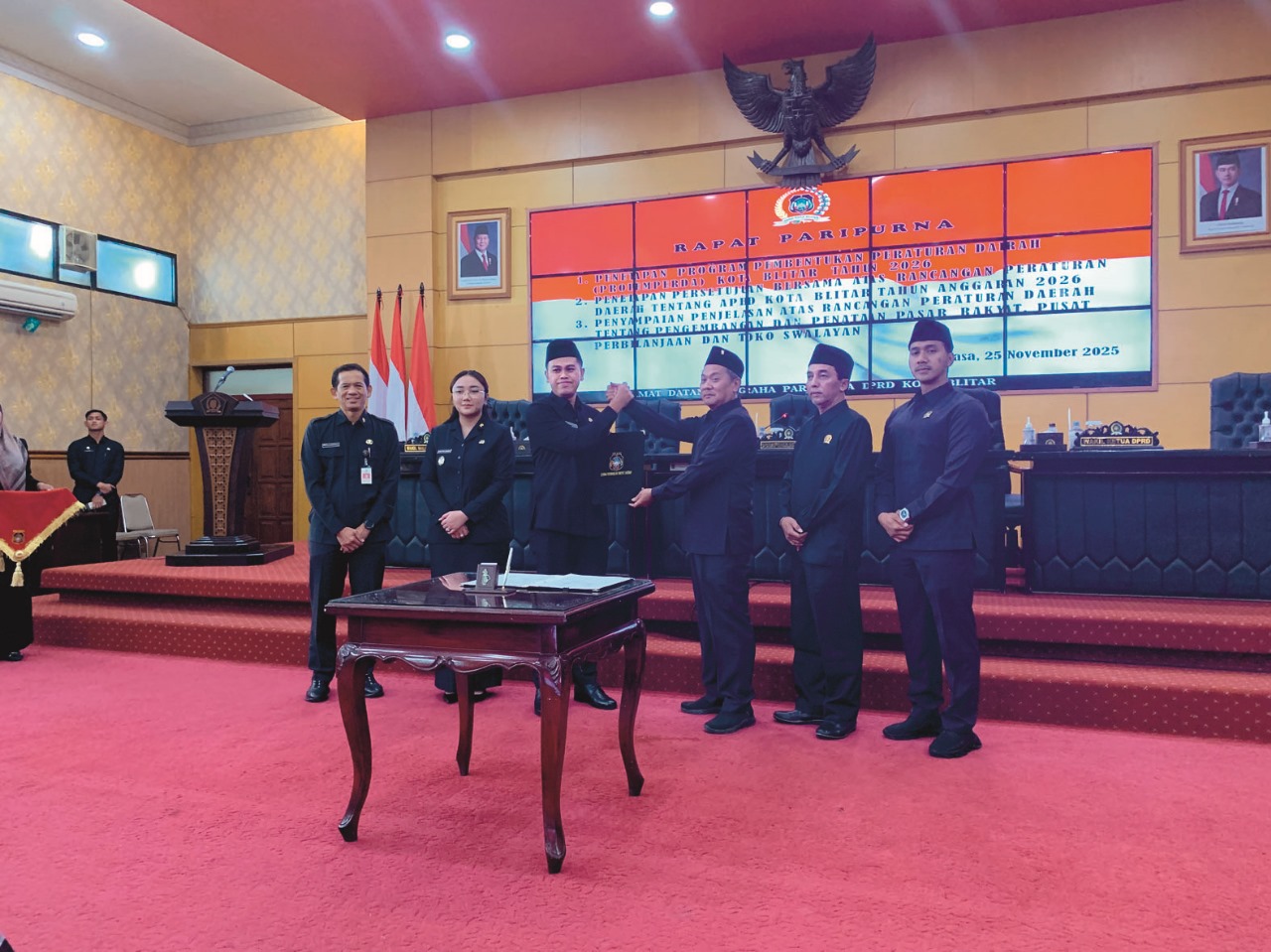 SIAP EKSEKUSI: DPRD Kota Blitar dan Pemkot Blitar setujui Raperda APBD 2026 meski ada sejumlah catatan penting dari fraksi-fraksi, kemarin (25/11).