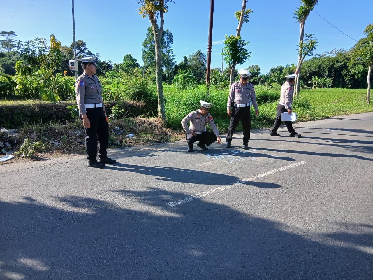 &lrm;PENGECEKAN: Satlantas Polres Blitar Kota saat olah TKP di Desa Jiwut, Kecamatan Nglegok.