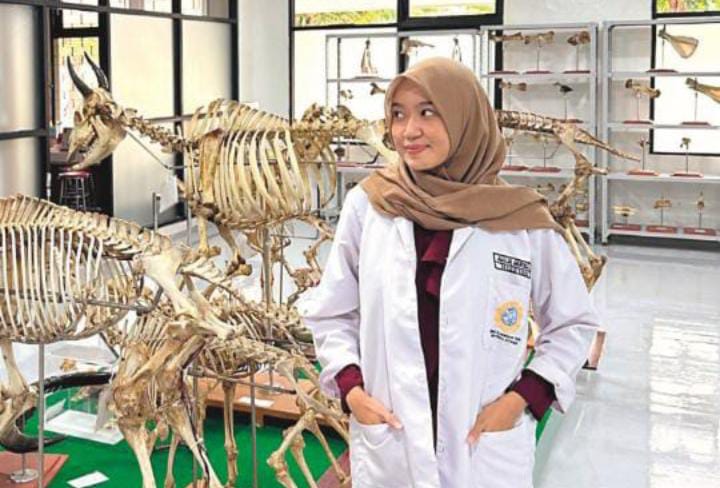 BANGGA: Amalia berposes dalam salah satu kegiatan kampus.