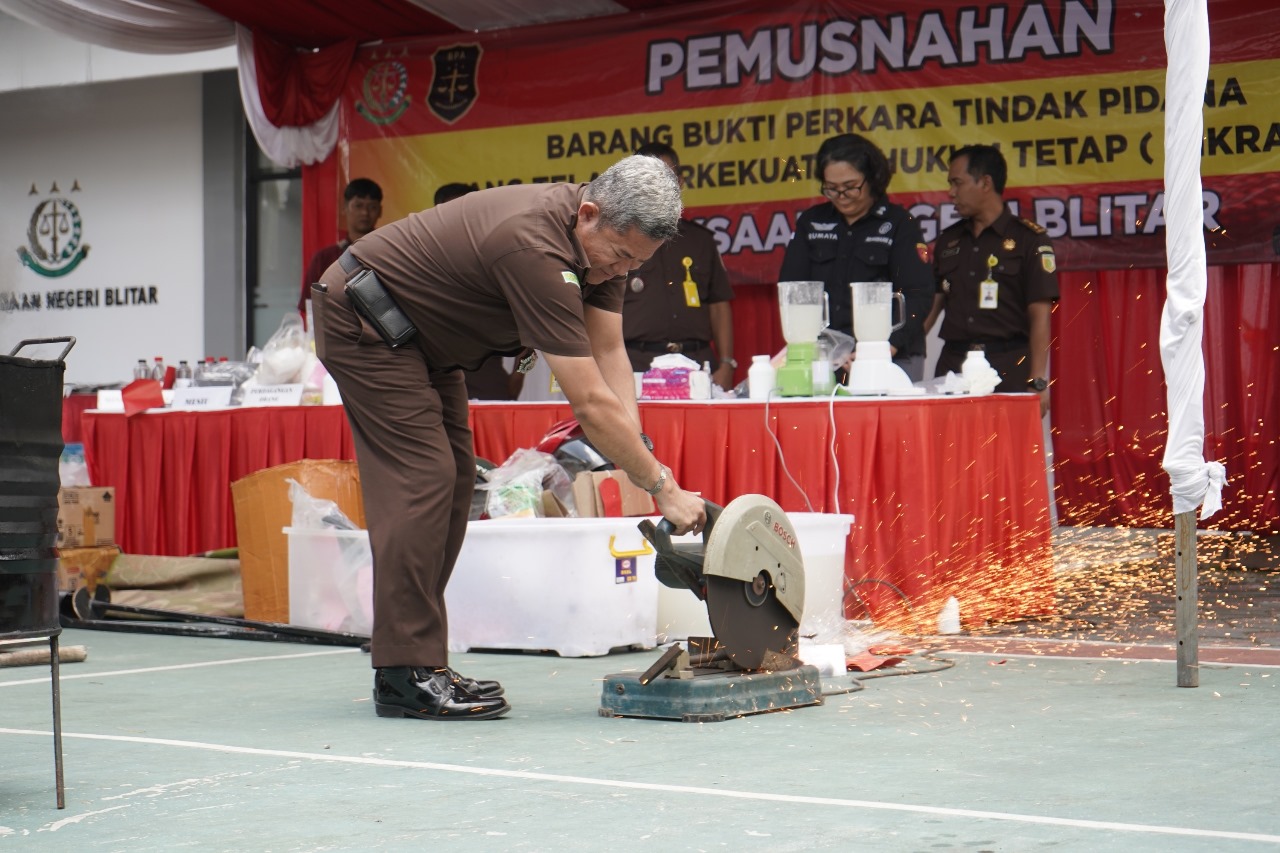 DEMI KEAMANAN: Kejari Blitar memusnahkan berbagai jenis BB dari 82 perkara tindak pidana yang sudah diputus inkrah.