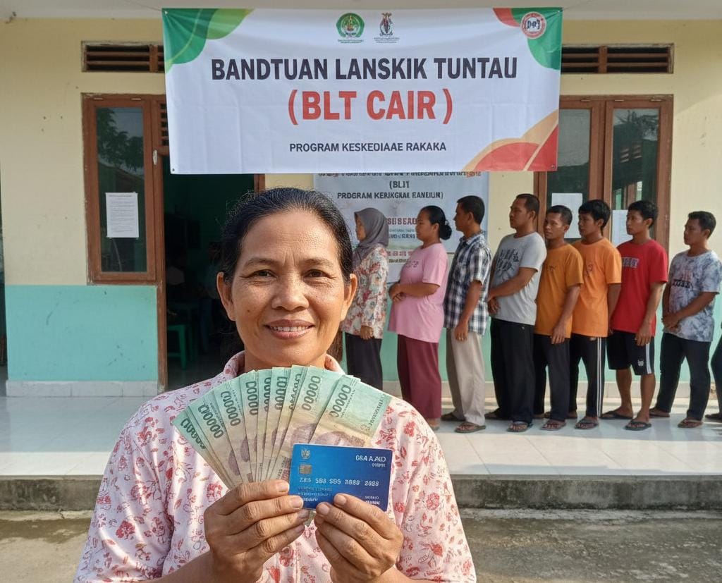 BLT Kesra 2025 Cair Rp900 Ribu! Warga Antre di Kantor Pos, Cek Jadwal Pencairan Terbaru di Sini