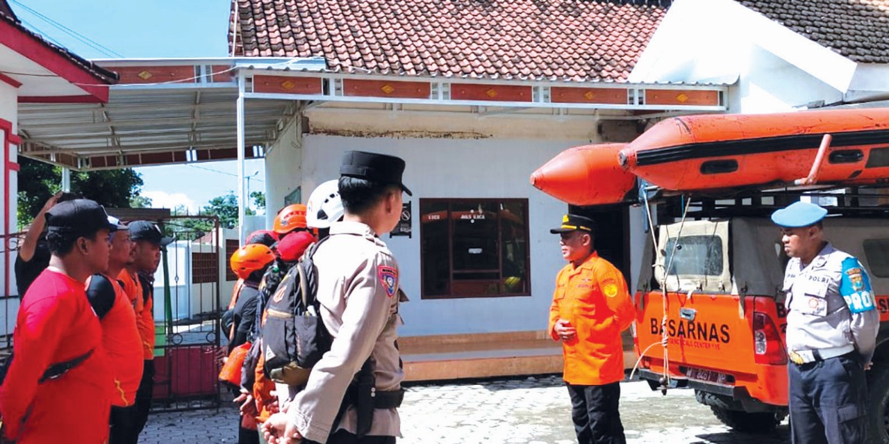 &lrm;BERLANJUT: Tim gabungan masih melakukan pencarian korban hanyut di sungai.
