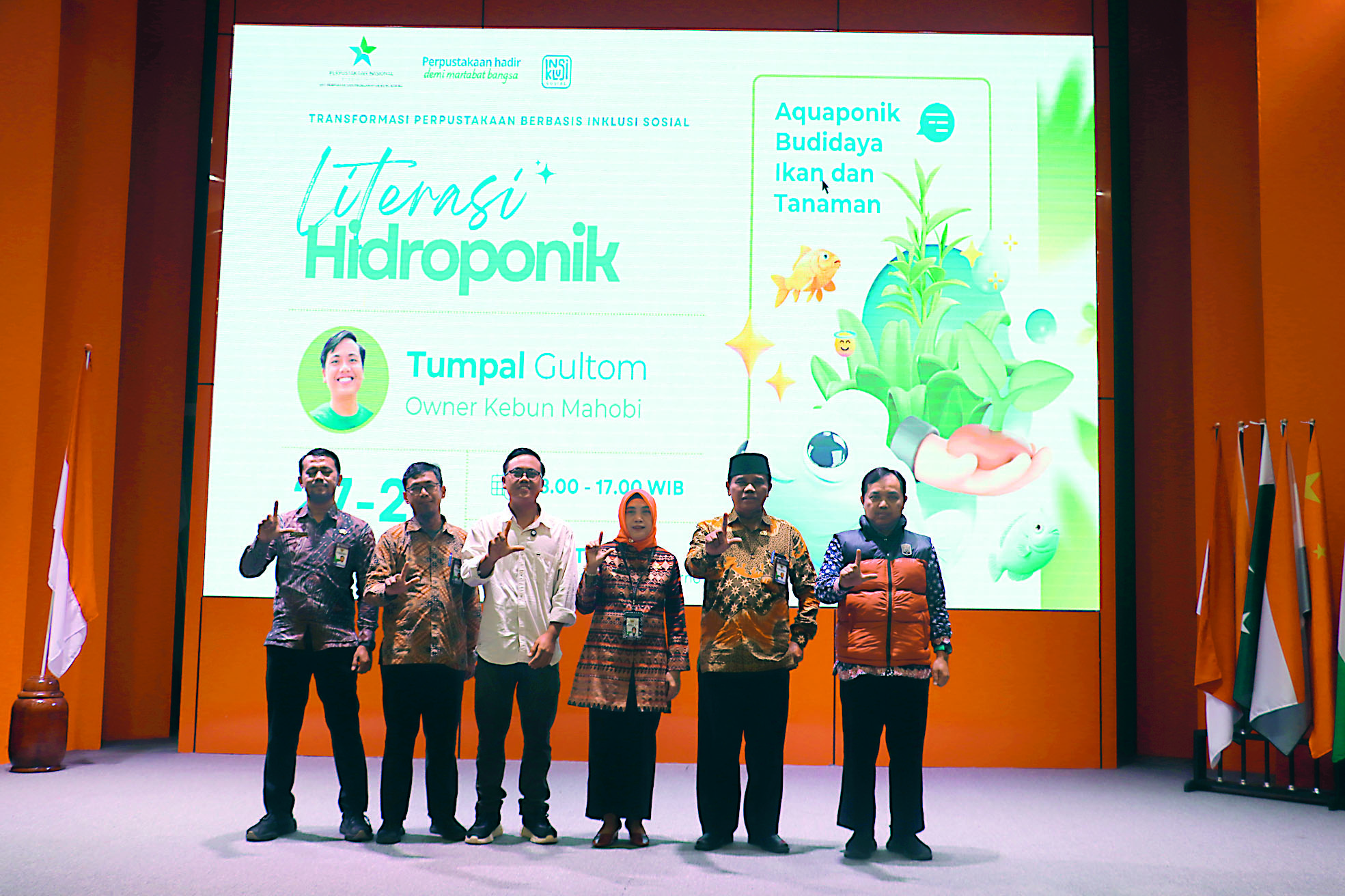 KOMPAK: Nurny Syam (tiga dari kanan) bersama tim pemateri dan perwakilan perpustakaan.