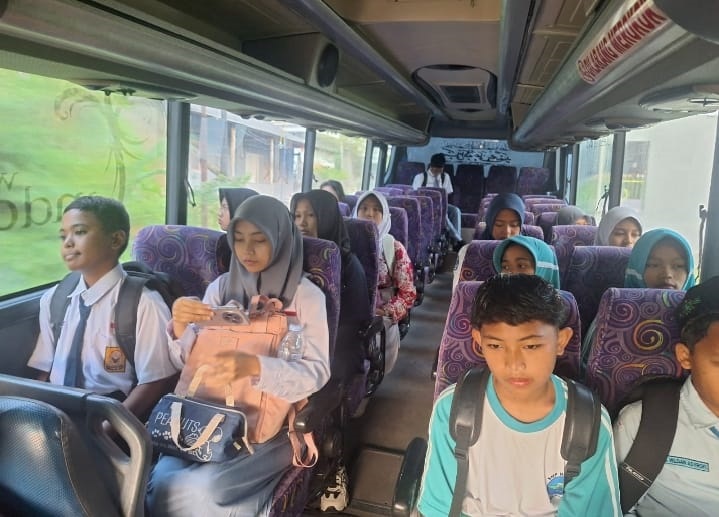 &lrm;MENINGKAT: Permintaan siswa untuk gunakan layanan bus sekolah melonjak saat musim hujan.