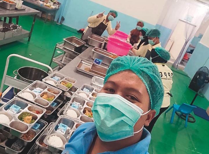 HIGIENIS: Bahrul Ulum di sela-sela menyiapkan menu MBG untuk para siswa sasaran penerima manfaat.
