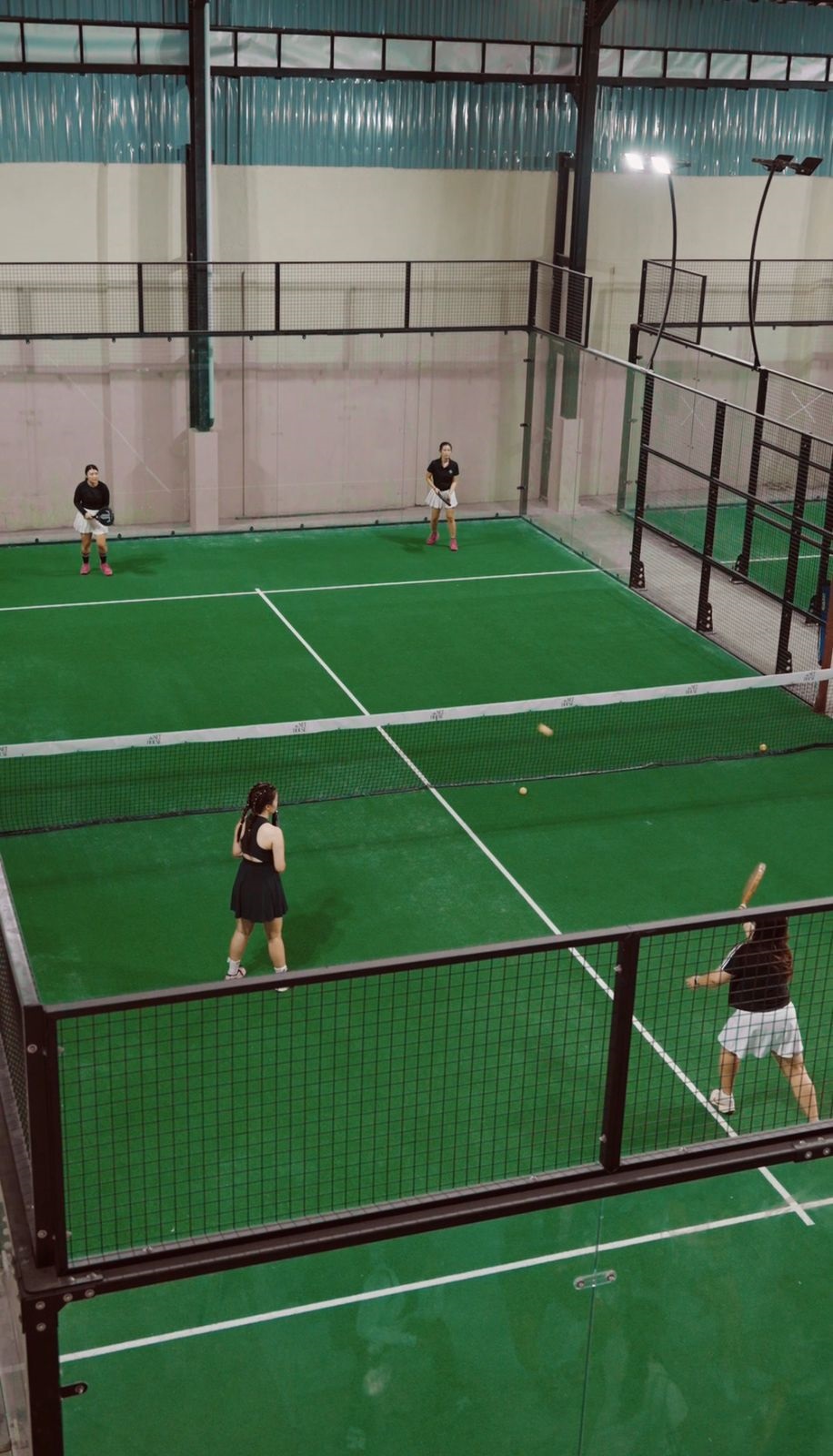 TREN BARU: Lapangan padel yang ada di Jalan Anggrek terlihat ramai digunakan untuk bermain hingga sebulan penuh.