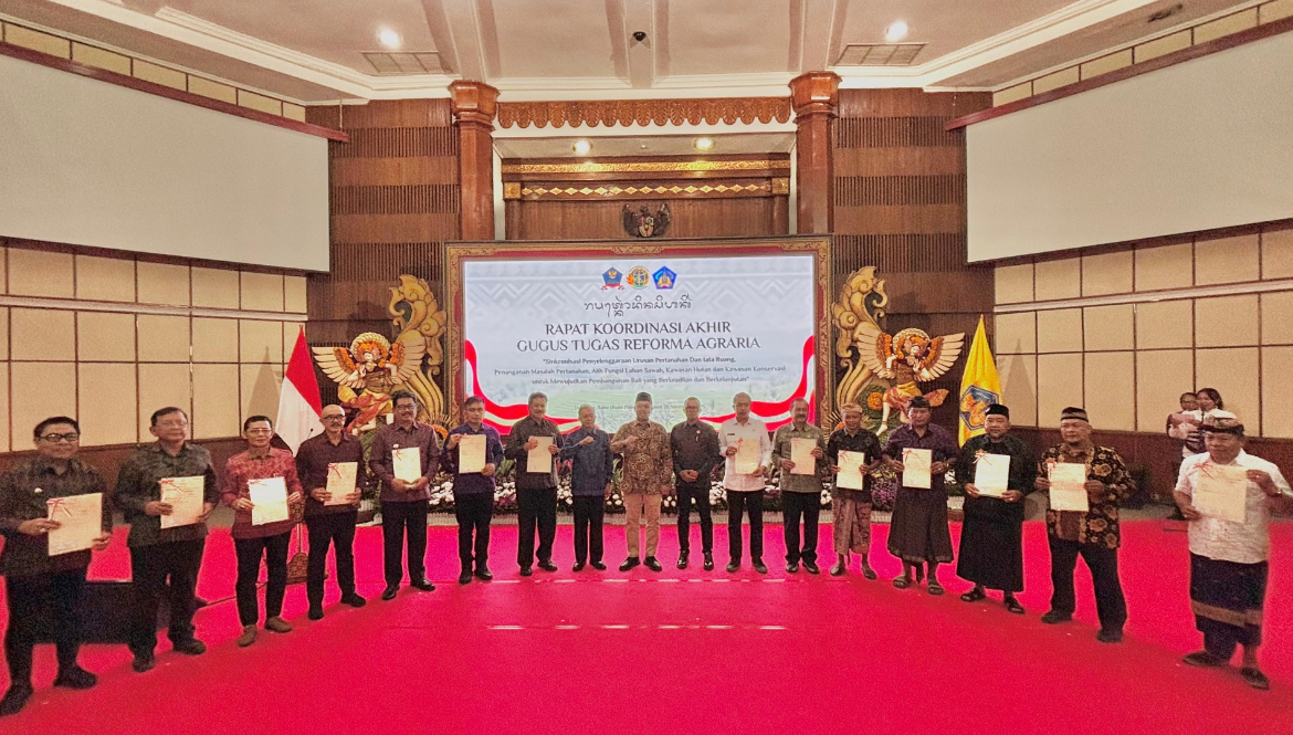 Menteri ATR serahkan Sertipikat Tanah Bali dan minta Gubernur bebaskan BPHTB bagi masyarakat miskin.