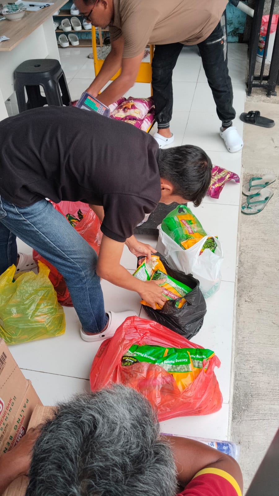 KOLABORASI: Pengurus KKMP Sukorejo menyiapkan sejumlah bahan baku untuk dapur MBG di beberapa titik.