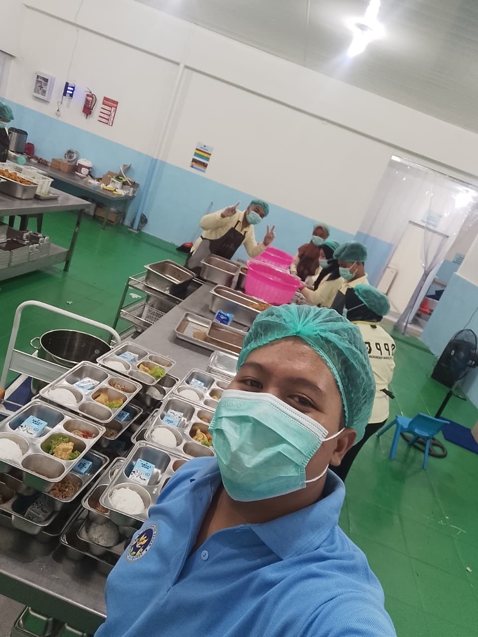 HIGIENIS: Bahrul Ulum bersama rekan-rekannya di dapur SPPG Kandangan, Srengat, Kabupaten Blitar saat menyiapkan menu MBG.