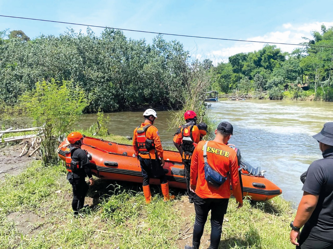 BERUPAYA: Tim gabungan bekerja keras melakukan pencarian anak diduga hanyut di sungai.