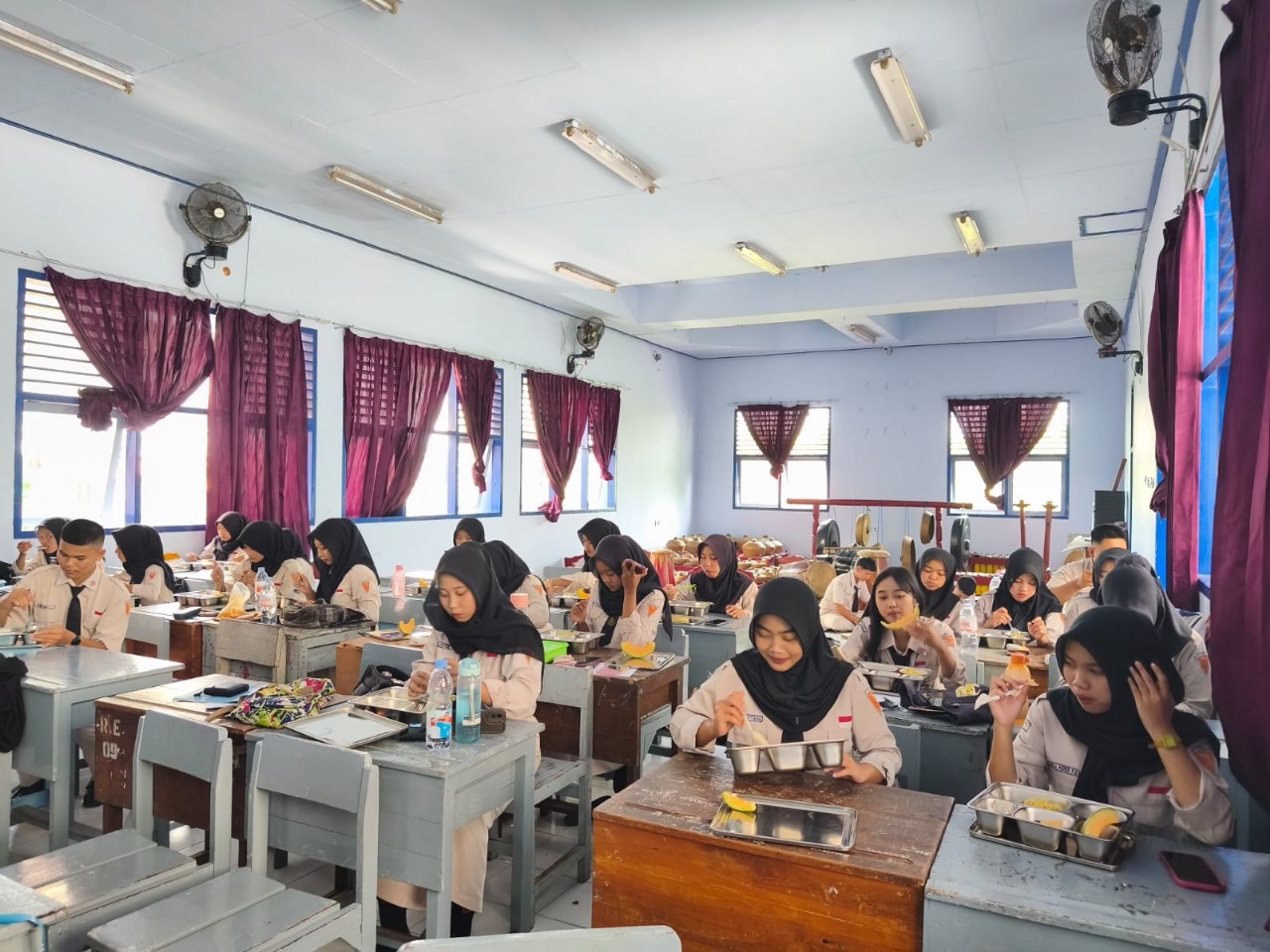 ANTUSIAS: Siswa SMKN 1 Blitar ketika menikmati MBG di sekolah, di jam istirahat, beberapa waktu lalu.