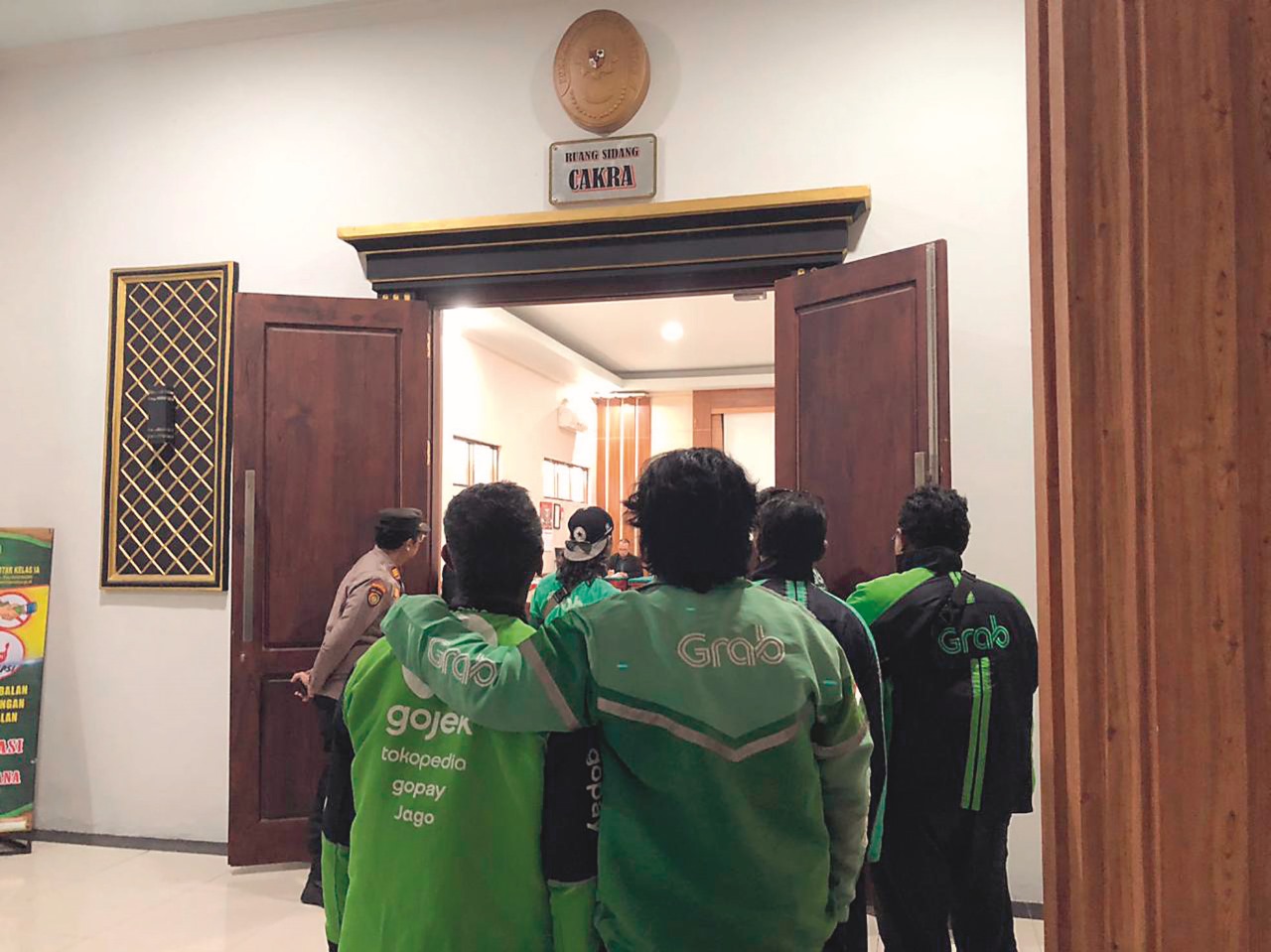 USUT TUNTAS: Sejumlah pengemudi ojol hadir di persidangan Herman Ariyanto sebagai bentuk dukungan dan solidaritas.