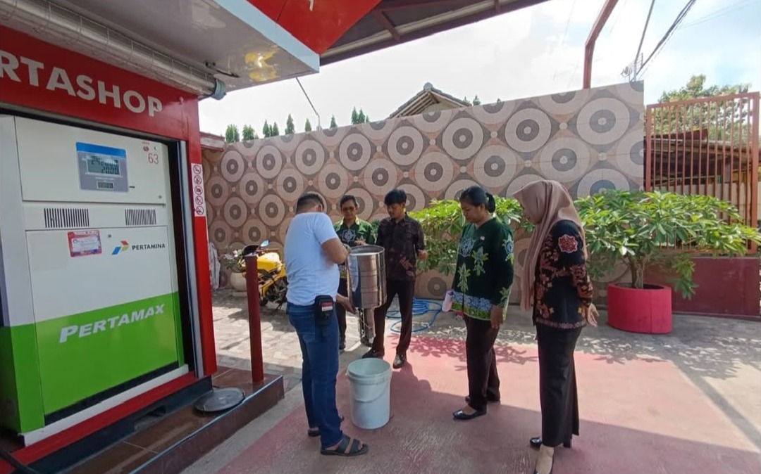 &lrm;TELITI: Disperindag Kabupaten Blitar saat melakukan uji tera ulang pada mesin pompa ukur.