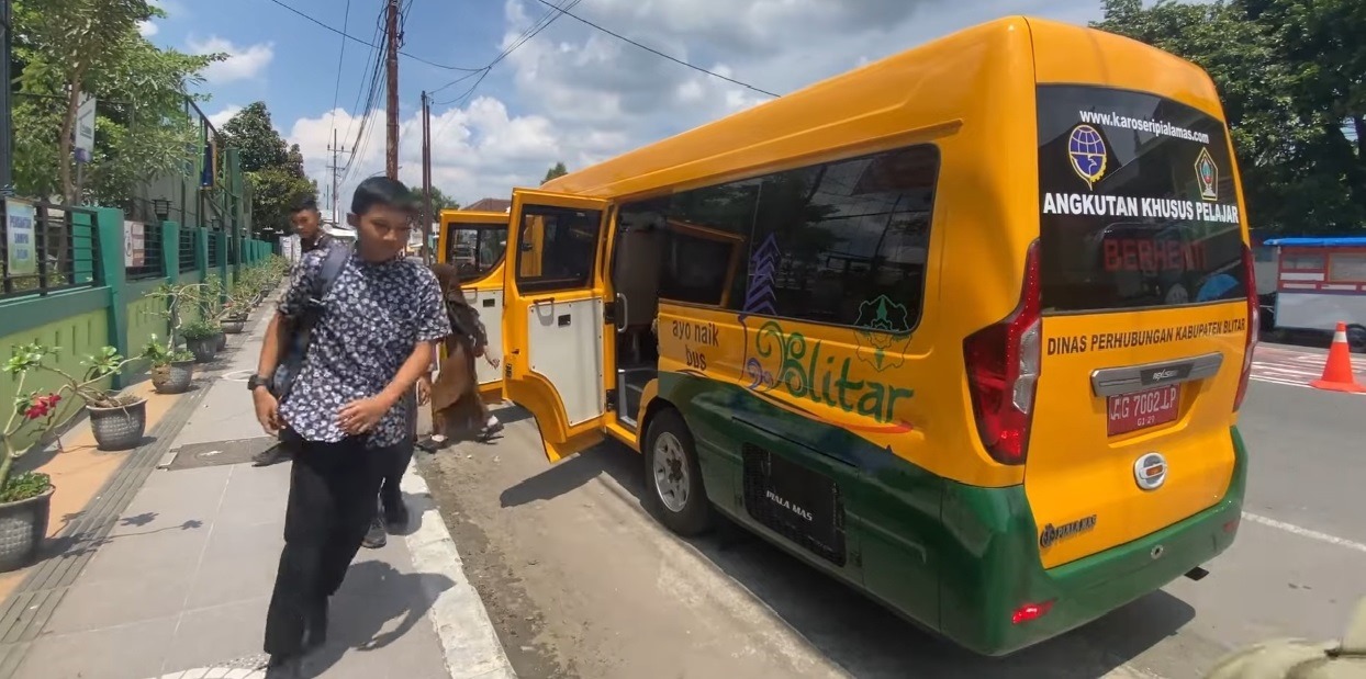 &lrm;MEMUDAHKAN: Angkutan pelajar milik Kabupaten Blitar tengah menjemput siswa di halte.