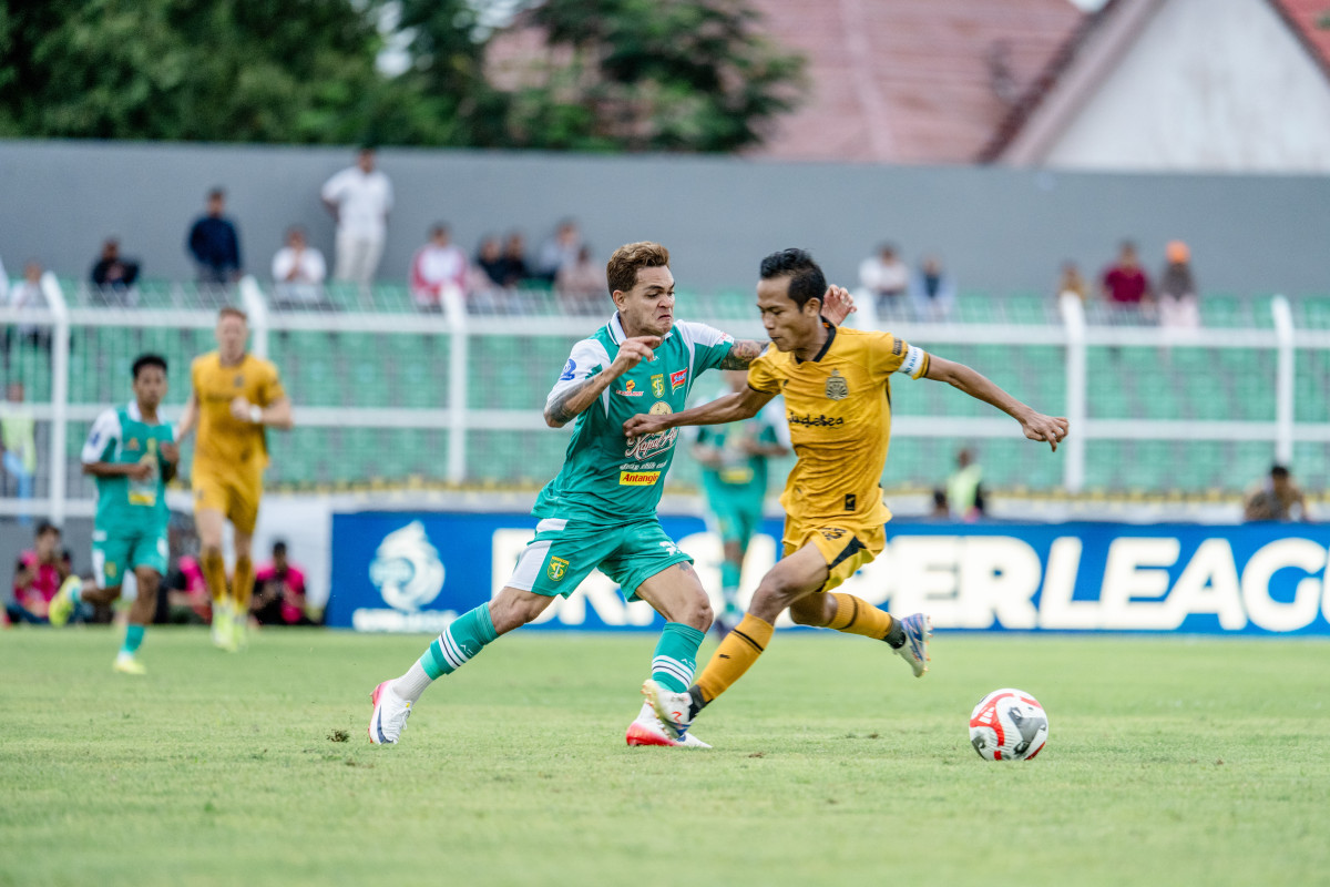 Gali Freitas mencoba melewati penjagaan pemain Bhayangkara FC.