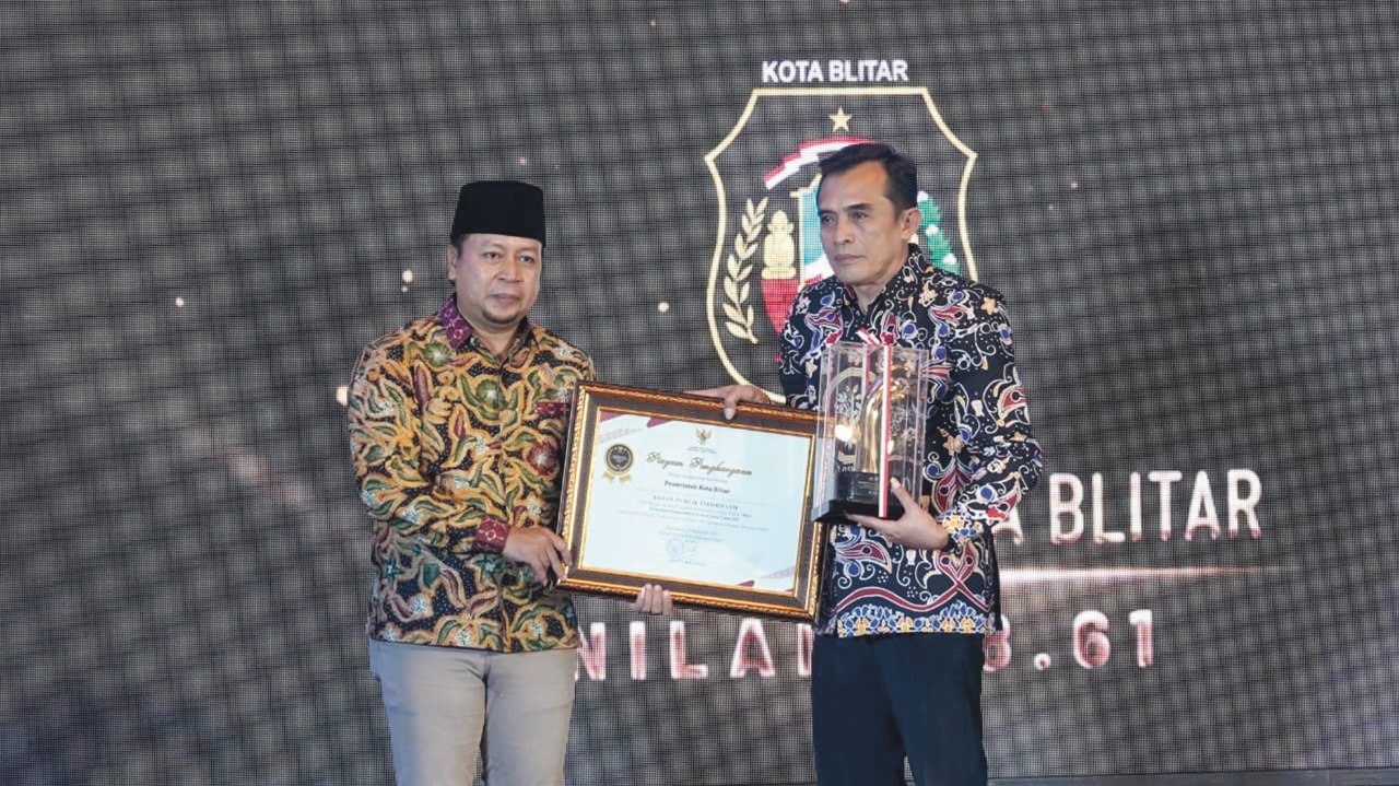 BANGGA: Kepala Diskominfotik Kota Blitar Hakim Sisworo menerima piagam penghargaan sebagai badan informatif dari komisi informasi, Sabtu (29/11).