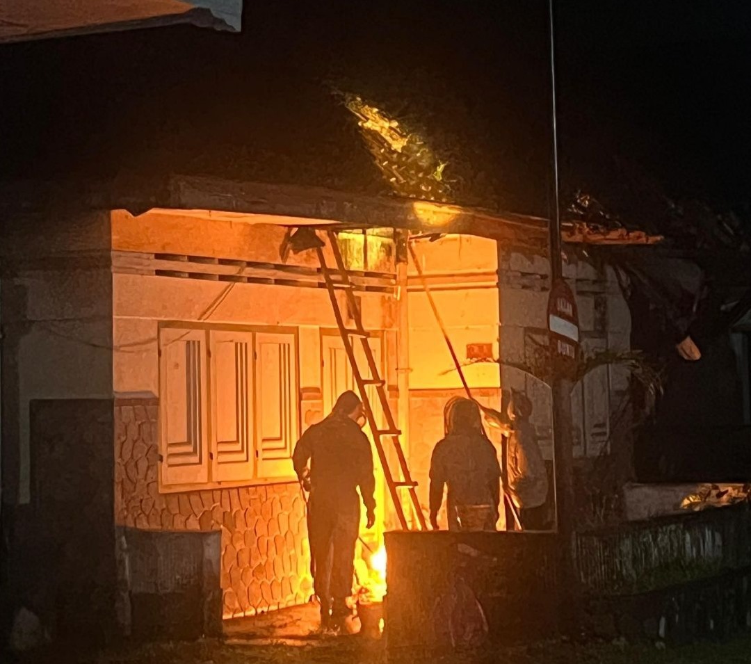 &lrm;EVAKUASI: Tim Damkar Kabupaten Blitar saat evakuasi sarang tawon di rumah warga.