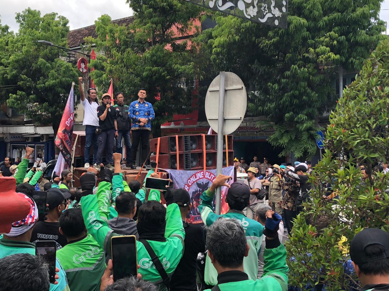 SAMPAIKAN ASPIRASI: Para pengemudi ojol berunjuk rasa di depan kantor Wali Kota Blitar, kemarin (1/12).