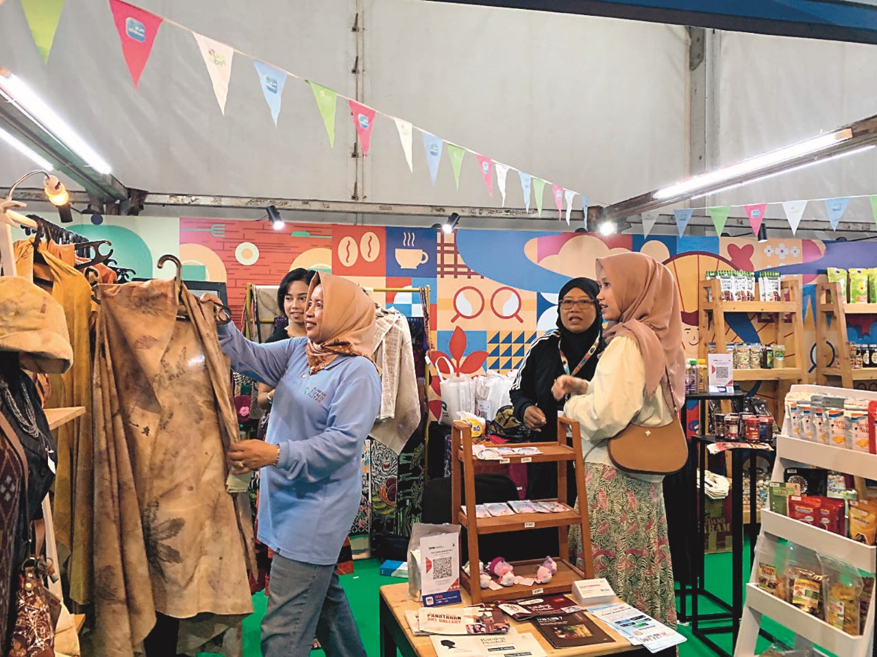 NAIK KELAS: Pelaku UMKM Blitar melayani pengunjung yang melihat sejumlah produk pakaian di pameran Bogor, Jawa Barat, akhir November lalu.