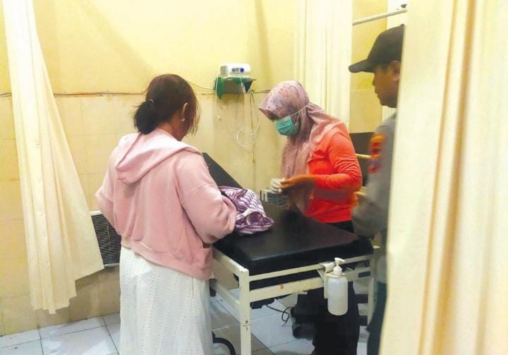 POLSEK UDANAWU UNTUK RADAR PENATARAN  &lrm;DIRAWAT: Bayi yang ditemukan telantar di Desa Ringinanom, Kecamatan Udanawu, kini mendapatkan perawatan di RSUD Srengat.