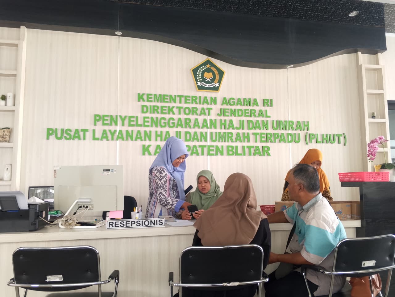 BERTAMBAH: PHU Kantor Kemenag Kabupaten Blitar saat melayani calon jemaah haji.