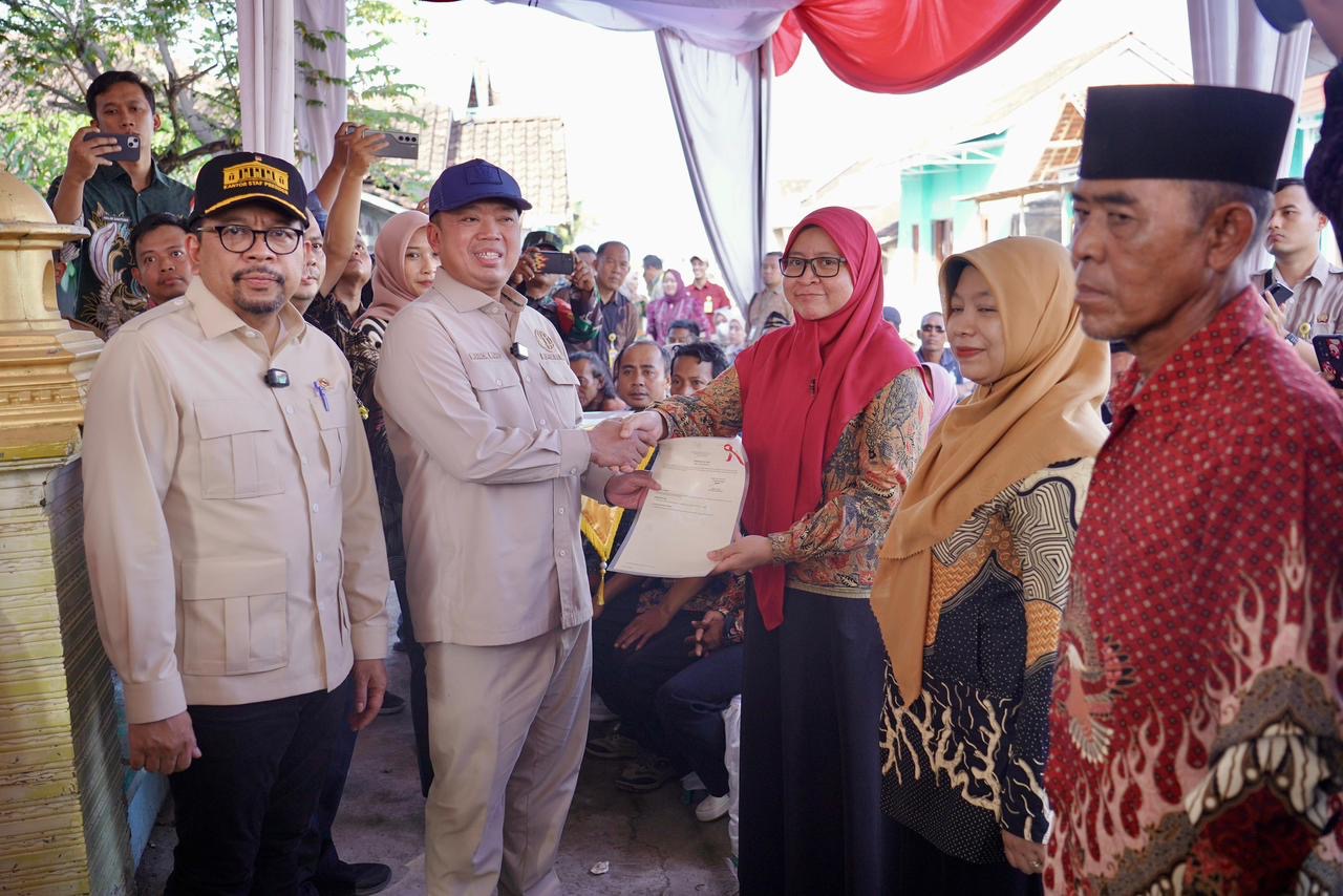 Menteri Nusron Serahkan 546 Sertipikat Hasil Konsolidasi Tanah di Jawa Tengah