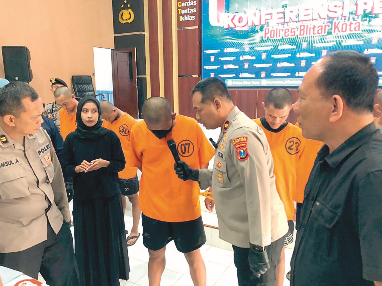 BELUM KAPOK: Polisi menginterogasi AJR, salah satu tersangka kasus peredaran narkoba, sekaligus residivis, Kamis (4/12/2025).
