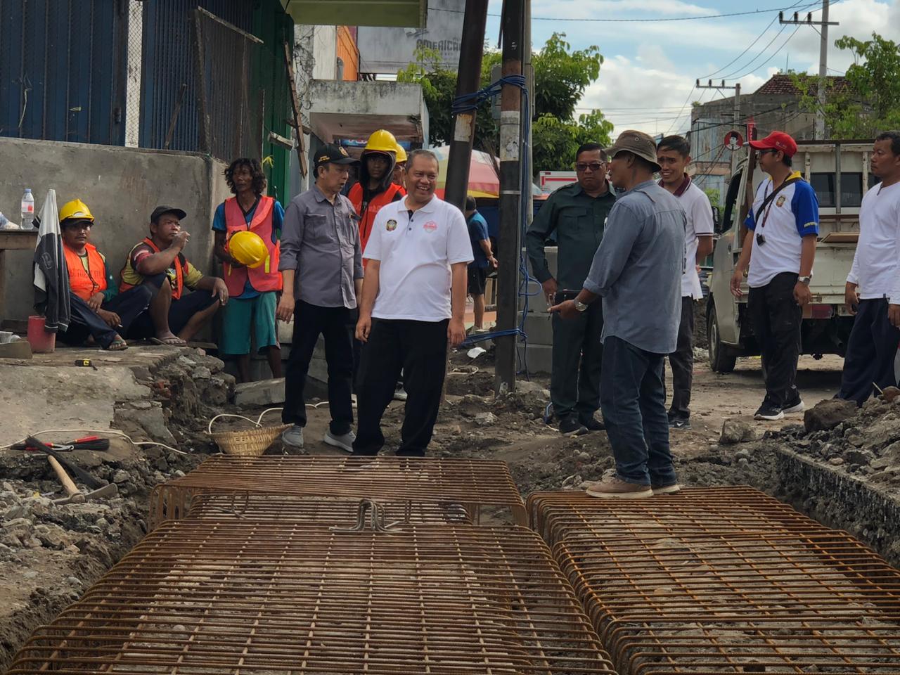 PASTIKAN KUALITAS: Komisi III DPRD Kota Blitar melakukan sidak salah satu proyek infrastruktur di Jalan Anggrek, kemarin (5/12).