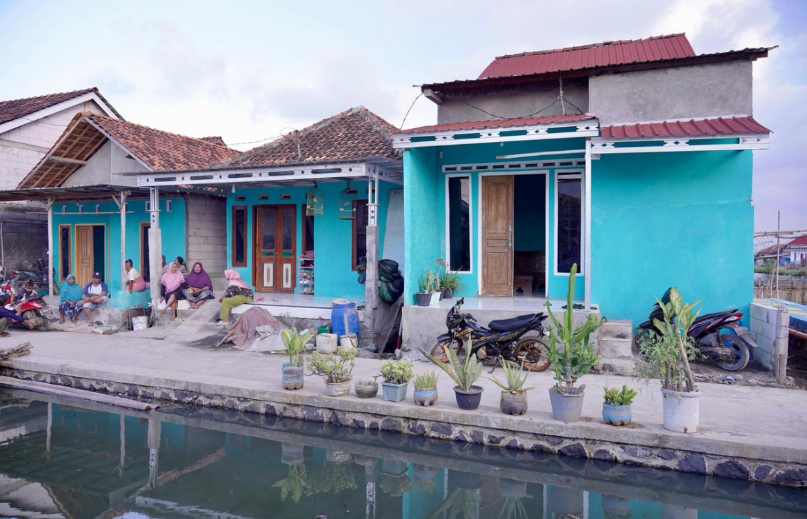 Warga Karangsari di Kendal Hadapi Luapan Air Laut