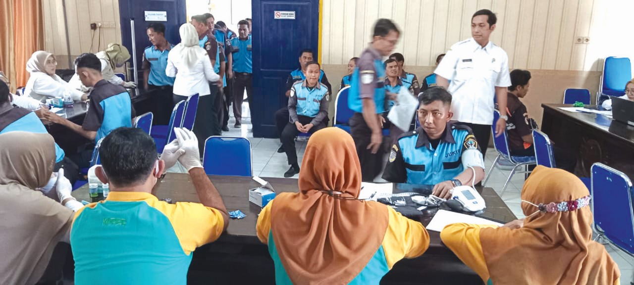 &lrm;TERLAYANI: Dinkes Kabupaten Blitar melakukan cek kesehatan gratis pada masyarakat.