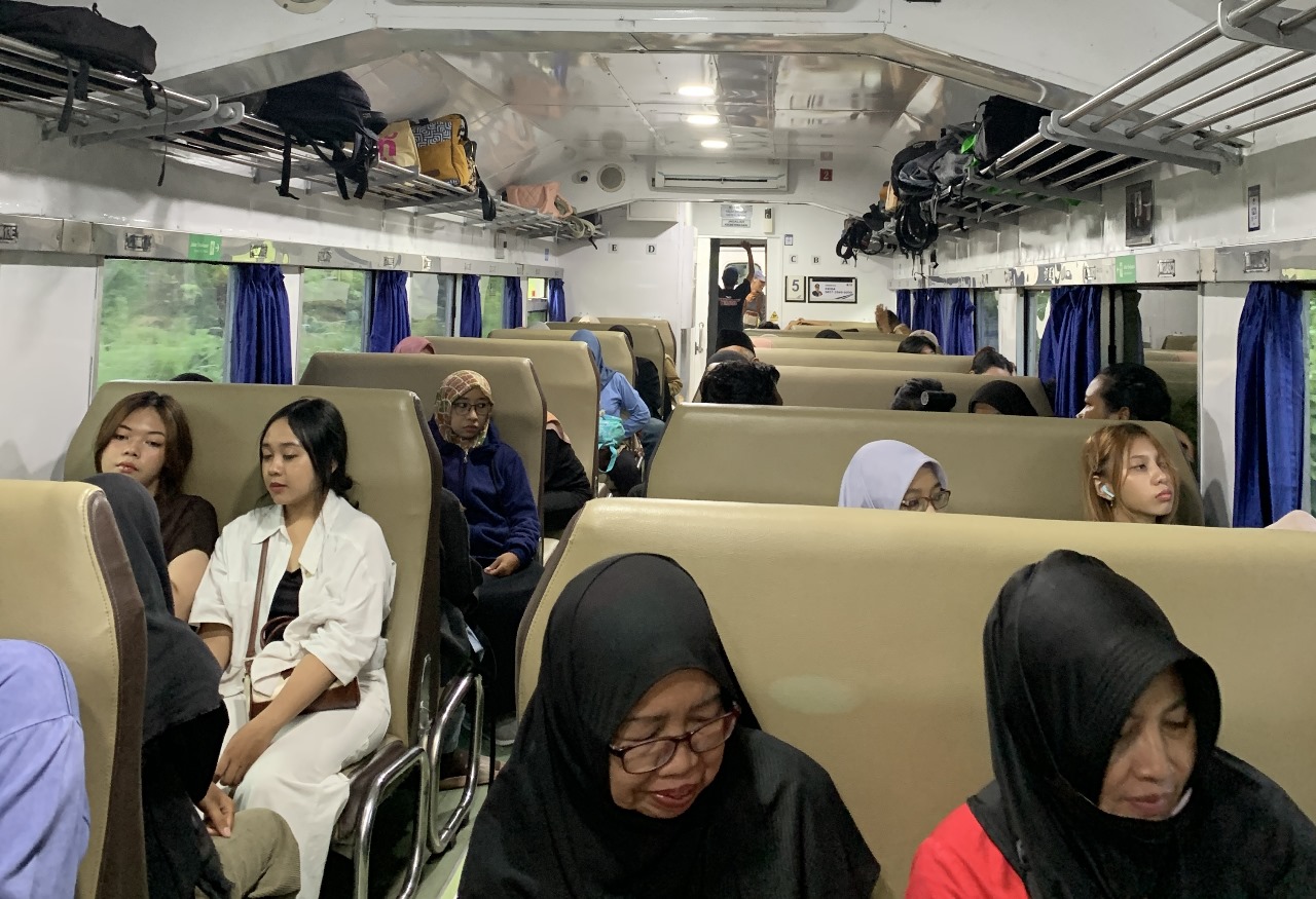 ANIMO TINGGI: Penumpang kereta api komuter menikmati perjalanan dari Blitar menuju daerah tujuan.