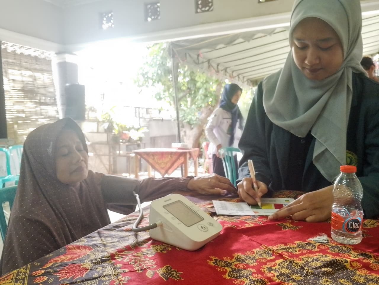 PERIKSA: Aktivitas pengecekan tekanan darah oleh tenaga kesehatan kepada warga di Kabupaten Blitar.