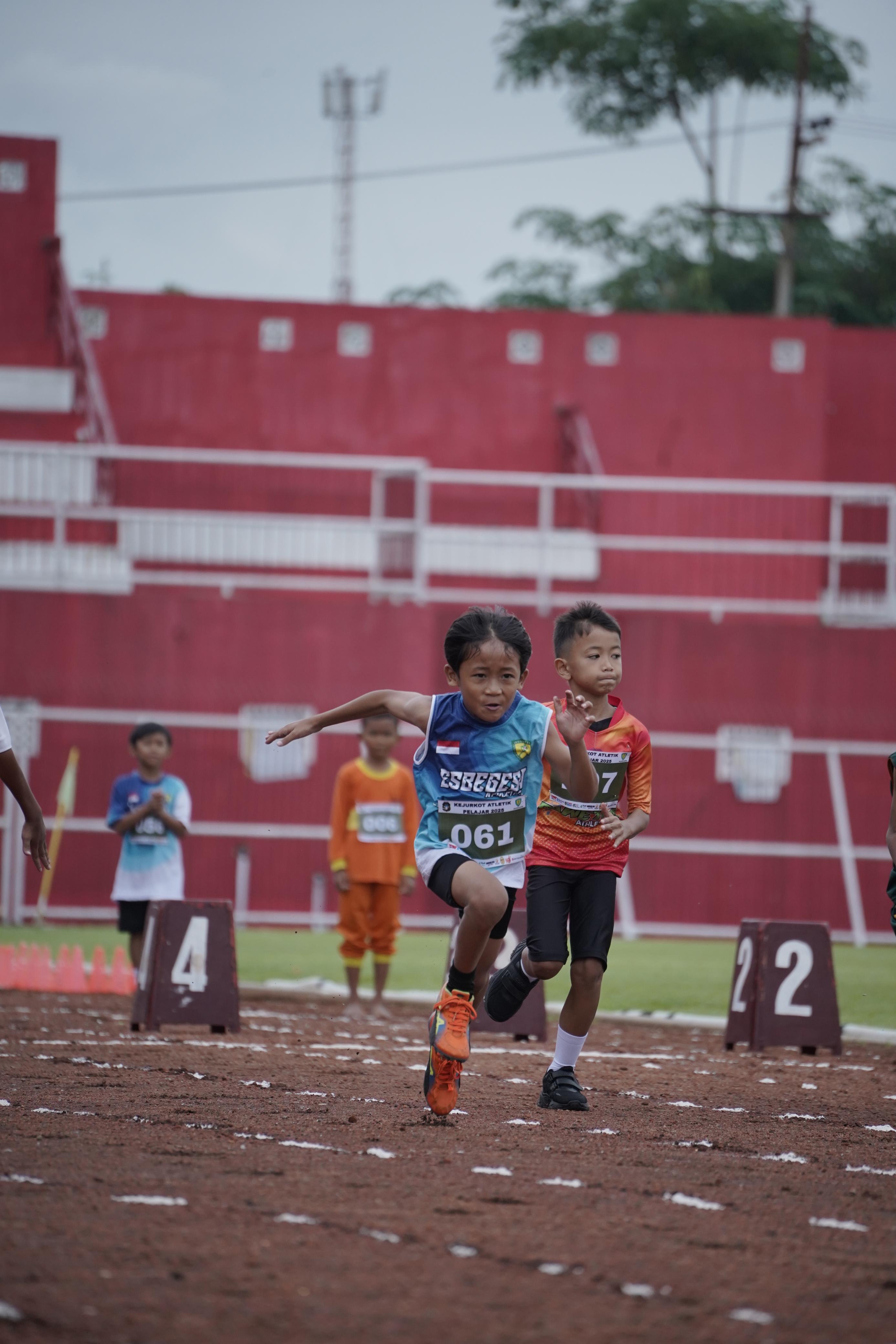 KENCANG: Sejumlah atlet kategori anak usia SD mengikuti kejurkot atletik di Stadion Soeprijadi Kota Blitar, akhir November lalu.