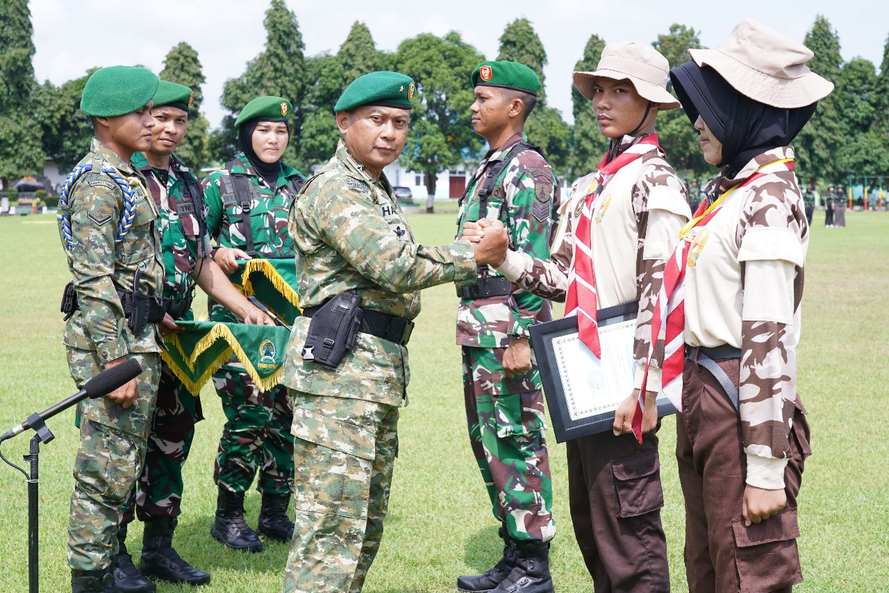TAMBAH DISPLIN: Brigjen TNI Hari Rahardjanto menyalami kadet usai penutupan Persami KKRI Kodim 0808/Blitar di Yonif 511, Minggu (7/12/2025).