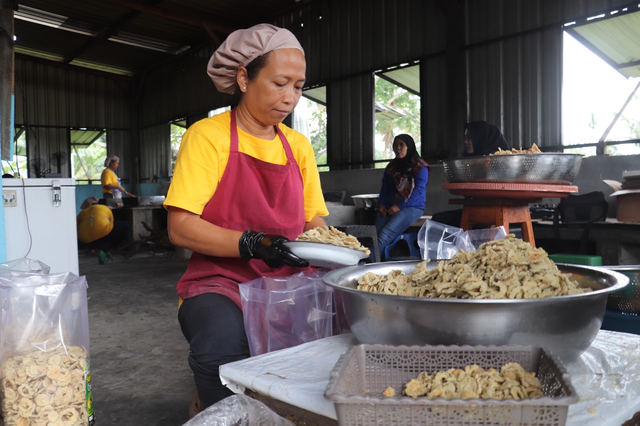 GURIH: Hampir setiap hari Sukanti dan pekerjanya memproduksi pare menjadi keripik renyah.