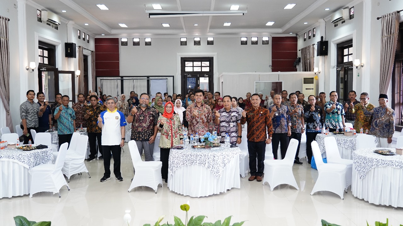 DEMI KELESTARIAN ALAM: Perwakilan pelaku jasa kontruksi memberikan bibit pohon Durian Bawor kepada Wali Kota Blitar, Syauqul Muhibbin, untuk ditanam di taman kota sebagai bentuk tanggung jawab sosial