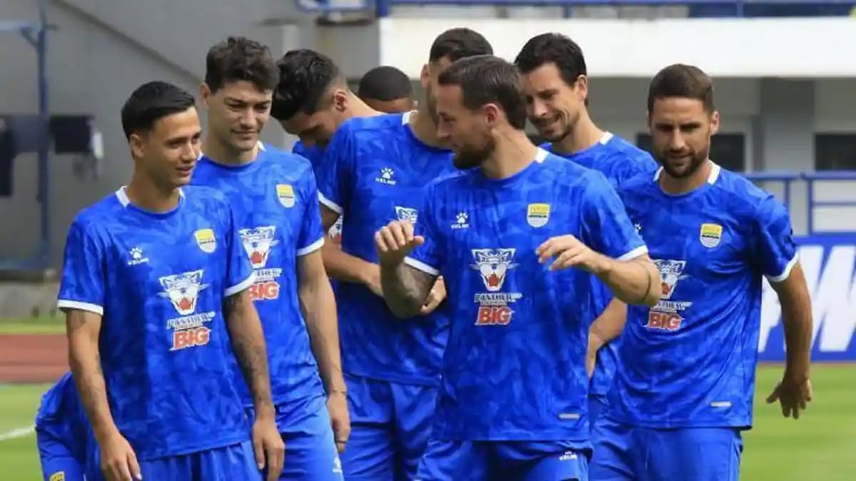 Rumor panas! Bojan Hodak beri kode rekrut Mariano Peralta Persib. Cek nasib Marsilio & Adam Prisibek di evaluasi Maung Bandung.
