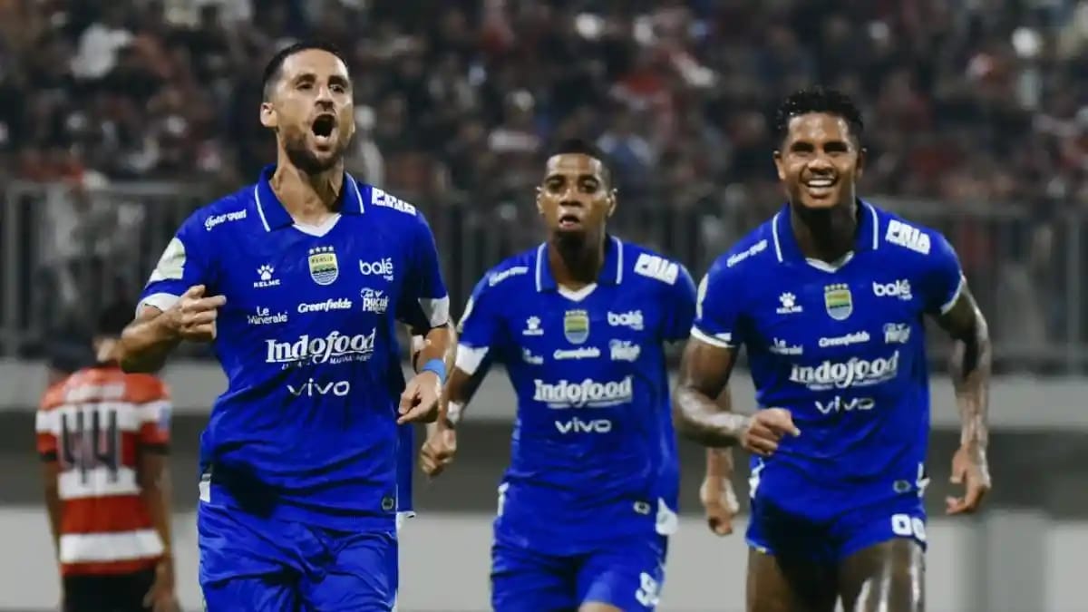 Bojan Hodak vs Fabio Lefundes perang komentar usai laga panas Persib vs Borneo FC. Pelatih Pesut Etam bangga diremehkan.