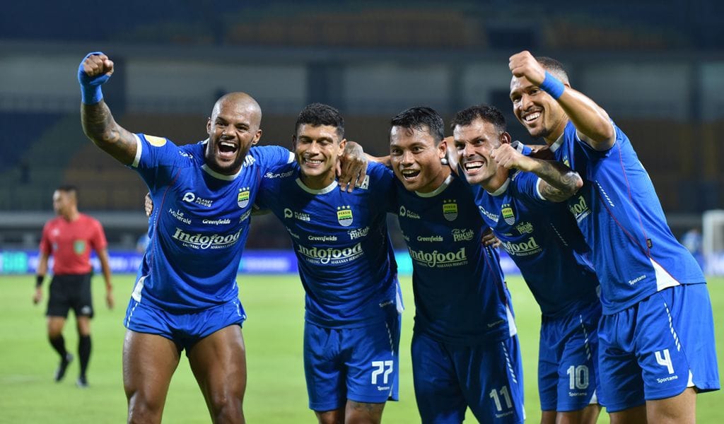 Bobotoh Berduka GBLA setelah suporter Sutiana meninggal karena serangan jantung usai Persib sikat Borneo FC 3-1. Simak tangis Ramon Tangke.
