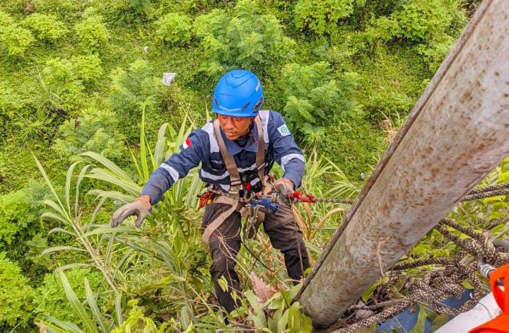 SULIT: Tim Dishub Kabupaten Blitar mengalami kendala saat pembenahan PJU di lapangan.