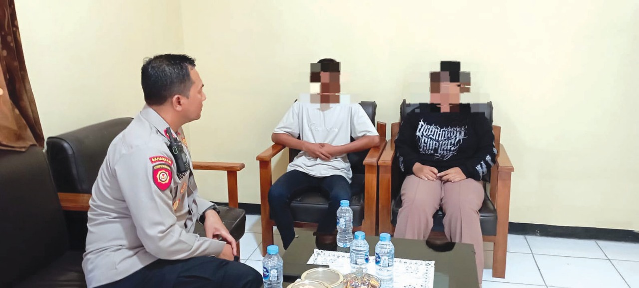 &lrm;TERUNGKAP: Kapolsek Udanawu saat mengunjungi kediaman pelaku penelantaran bayi.