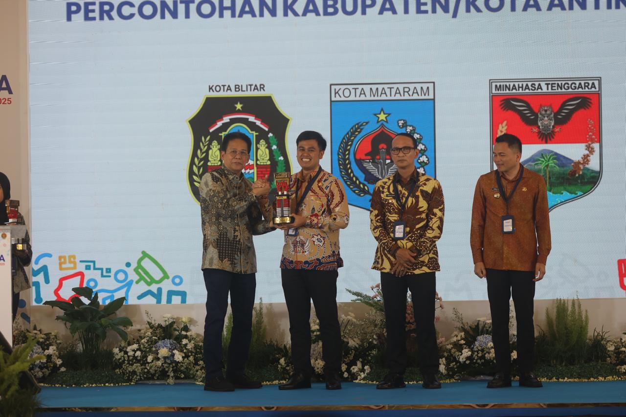 STOP KORUPSI: Wali Kota Blitar Syauqul Muhibbin menerima piala dan penghargaan Percontohan Kota Antikorupsi dari Wakil Ketua KPK, Johanis Tanak dalam puncak Peringatan Hakordia, Selasa (9/12/2025).