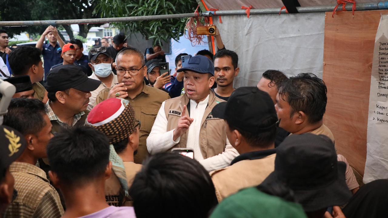 Menteri Nusron Salurkan Bantuan dan Dengar Jeritan Warga