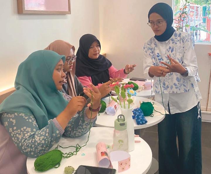 SHARING ILMU: April membuka kelas merajutnya setelah menguasai berbagai pola rajutan.